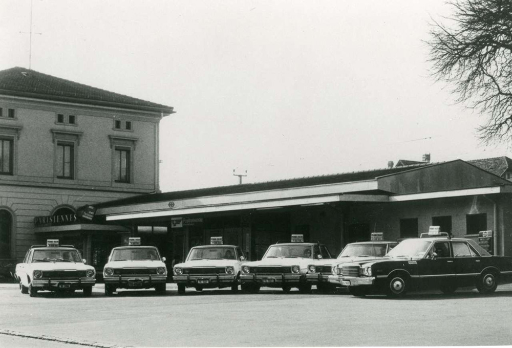 1969_0171_Taxi-beim-Bahnhof